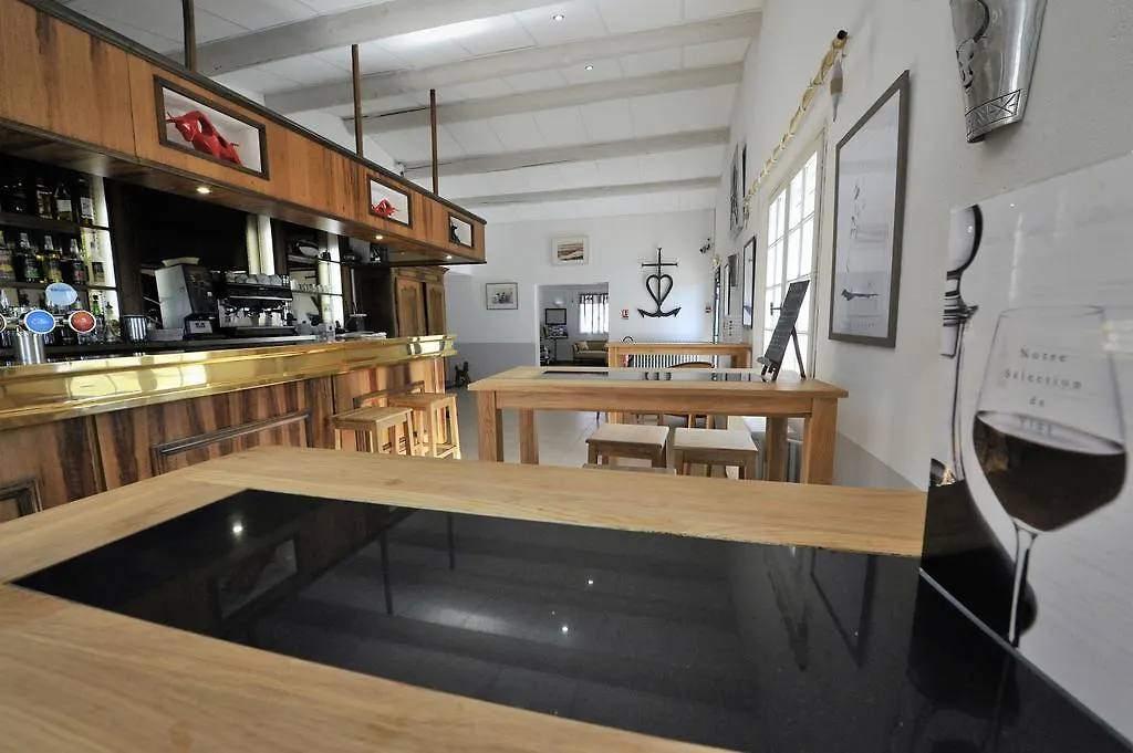 Logis Le Nid Du Pont De Gau Aparthotel Saintes-Maries-de-la-Mer 3*,