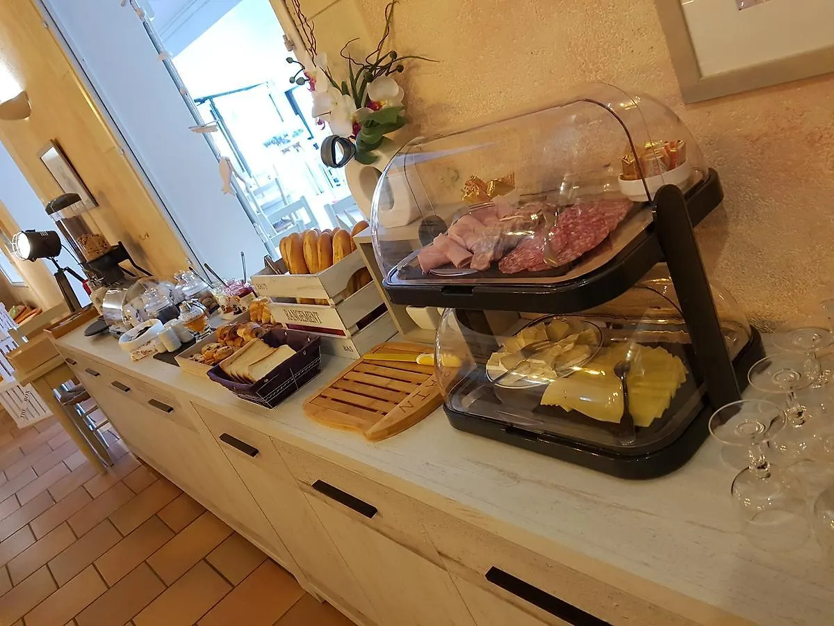 Logis Le Nid Du Pont De Gau Aparthotel Saintes-Maries-de-la-Mer 3*,